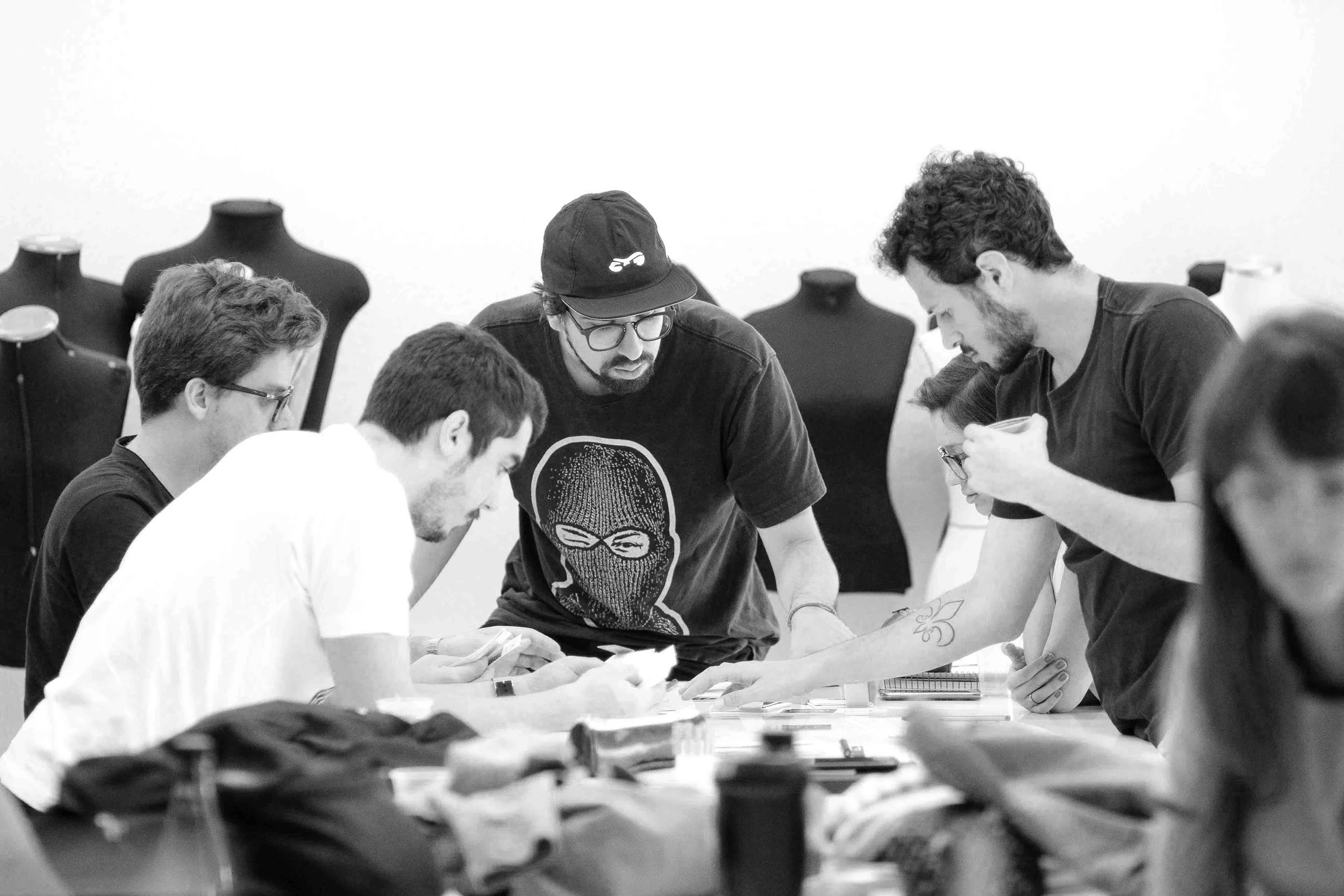 Attendees gathered around a worktable during a Semana Balaclava workshop.
